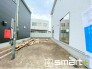 ～お庭もある余裕の敷地～
・広々した敷地にはお庭もご用意。お庭があるだけで余裕を感じますね。
・防草シートや人工芝の敷設などのオプションもお気軽にご相談くださいませ。(1号棟)
