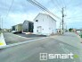 1号棟 ～閑静な住宅街の立地～
・周辺は閑静な住宅街となっておりますので、静かな暮らしをご実現いただけます。
・前面道路の交通量も多くないので、小さなお子様がいるご家庭でもご安心ですね。
