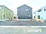 ～閑静な住宅街の立地～
・周辺は閑静な住宅街となっておりますので、静かな暮らしをご実現いただけます。
・前面道路の交通量も多くないので、小さなお子様がいるご家庭でもご安心ですね。
