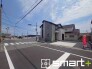 ～開放感ある角地のお住まい～
・２方向が空く事で開放感のある角地に位置しております。
・窮屈な感じが無く、ゆったりと暮らせるこの魅力をぜひ現地でご体感くださいませ。
