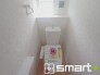 ～小窓付きの明るいトイレ～
・使用後や掃除の際には新鮮な空気を取り込み換気ができます。
・背面のスペースにちょっとした棚を設置すれば、トイレットペーパーのストックなども置けますね。
(３号棟)