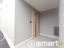 ～デザイン性に優れた玄関～
・モダンなデザインの玄関ドアを採用する事でお住まいの「顔」の印象が大きく変わります。
・毎日帰宅した際に嬉しくなる仕様です。
(３号棟)