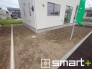 ～お庭もある余裕の敷地～
・広々した敷地にはお庭もご用意。お庭があるだけで余裕を感じますね。
・防草シートや人工芝の敷設などのオプションもお気軽にご相談くださいませ。(８号棟)
