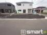 ～閑静な住宅街の立地～
・周辺は閑静な住宅街となっておりますので、静かな暮らしをご実現いただけます。
・前面道路の交通量も多くないので、小さなお子様がいるご家庭でもご安心ですね。
