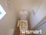 1号棟 ～埋め込み式の収納～
・トイレットペーパーを収納できる埋め込み式のトイレ収納。
・床に置かなくて済むので掃除も楽々です。