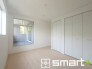～明るく暖かな光が差し込む洋室～
・大きな窓からたっぷりの光が舞い込み、お部屋全体を優しく包み込んでくれます。
・収納付きなので整理整頓しやすく、生活空間が広がりますね。
(1号棟)