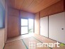 ～２面採光の明るいお部屋～
・和室は２面採光とする事で穏やかな陽の入る明るい空間となっております。
・くつろぎのプライベート時間を明るい空間で穏やかにお過ごしいただけます。
