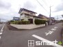 ～閑静な住宅街の立地～
・周辺は閑静な住宅街となっておりますので、静かな暮らしをご実現いただけます。
・前面道路の交通量も多くないので、小さなお子様がいるご家庭でもご安心ですね。
