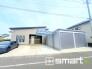 ～ゆとりと機能性を兼ね備えた平屋邸宅～
・築浅ならではの美しい住まい。駐車スペースは5台分を確保し、電動シャッター付きガレージ2台分とカーポートを備えた充実の外構です。
・駅徒歩7分の利便性も魅力です。
