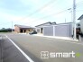 ～暮らしにゆとりをもたらす立地～
・見通しの良い前面道路で、開放感のある住環境です。
・ゆとりある道路幅で、ストレスなく車の出し入れができます。

