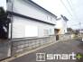 ～閑静な住宅街の立地～
・周辺は閑静な住宅街となっておりますので、静かな暮らしをご実現いただけます。
・前面道路の交通量も多くないので、小さなお子様がいるご家庭でもご安心ですね。
