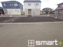 ～十分な広さのある前面道路～
・前面道路は約５ｍございますので、お車でのすれ違いも楽々で余計なストレスがかかりません。
・日々お車での移動が多い方には大切なポイントですね。（１号棟）

