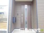 ～お住まいの顔「玄関」～
・玄関ドアの上にはもちろん軒がございますので、雨の日でも濡れずに鍵の開閉が可能です。
・鍵は防犯性に優れたディンプルキーを採用。（１号棟）


