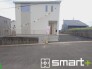 ～十分な広さのある前面道路～
・前面道路は約５ｍございますので、お車でのすれ違いも楽々で余計なストレスがかかりません。
・日々お車での移動が多い方には大切なポイントですね。
