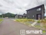 ～十分な広さのある前面道路～
・前面道路は約６ｍございますので、お車でのすれ違いも楽々で余計なストレスがかかりません。
・日々お車での移動が多い方には大切なポイントですね。
