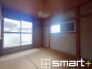 ～２面採光の明るいお部屋～
・和室は２面採光とする事で穏やかな陽の入る明るい空間となっております。
・くつろぎのプライベート時間を明るい空間で穏やかにお過ごしいただけます。
