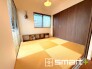 ～使い勝手の良い「和洋室」～
・畳敷きに建具は洋風、というハイブリッド型の「和洋室」。和室と洋室の良い所を組み合わせたお部屋です。
・やはり畳の香りは心が落ち着きますね。
