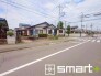 ～閑静な住宅街の立地～
・周辺は閑静な住宅街となっておりますので、静かな暮らしをご実現いただけます。
・前面道路の交通量も多くないので、小さなお子様がいるご家庭でもご安心ですね。
