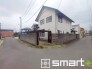 ～開放感ある角地のお住まい～
・２方向が空く事で開放感のある角地に位置しております。
・窮屈な感じが無く、ゆったりと暮らせるこの魅力をぜひ現地でご体感くださいませ。
