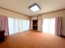 ～ゆとりある主寝室で心地よい毎日を～
・ベッドを置いてもゆとりがあり、ご夫婦でゆったりお過ごしいただけます。
・大きな窓から心地よい陽光が差し込み、穏やかな時間を演出します。