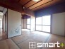～「和みの部屋」和室をご用意～
・ゴロンと寝転がったり、お子様のいるご家庭ではお子様を寝かしつけたり、などご活用いただける和室をご用意。
・やはり畳の香りは心が落ち着きますね。
