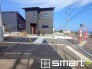 ～開放感ある角地のお住まい～
・２方向が空く事で開放感のある角地に位置しております。
・窮屈な感じが無く、ゆったりと暮らせるこの魅力をぜひ現地でご体感くださいませ。
