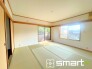 ～２面採光の明るいお部屋～
・和室は２面採光とする事で穏やかな陽の入る明るい空間となっております。
・くつろぎのプライベート時間を明るい空間で穏やかにお過ごしいただけます。
