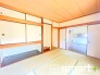 ～「和みの部屋」和室をご用意～
・ゴロンと寝転がったり、お子様のいるご家庭ではお子様を寝かしつけたり、などご活用いただける和室をご用意。
・やはり畳の香りは心が落ち着きますね。
