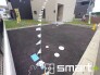 2号棟 ～ゆとりあるカースペース～
・セカンドカーや来客時にも困らないカースペース２台分は並列駐車可能でお車の出し入れもラクラク。
・自転車やバイク、物置などもおける余裕の広さです。