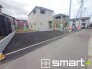 ～閑静な住宅街の立地～
・周辺は閑静な住宅街となっておりますので、静かな暮らしをご実現いただけます。
・前面道路の交通量も多くないので、小さなお子様がいるご家庭でもご安心ですね。
