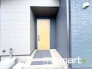 ～お住まいの顔「玄関」～
・玄関ドアの上にはもちろん軒がございますので、雨の日でも濡れずに鍵の開閉が可能です。
・鍵は防犯性に優れたディンプルキーを採用。
