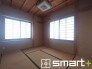 ～２面採光の明るいお部屋～
・和室は２面採光とする事で穏やかな陽の入る明るい空間となっております。
・くつろぎのプライベート時間を明るい空間で穏やかにお過ごしいただけます。
