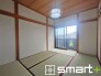 ～２面採光の明るいお部屋～
・和室は２面採光とする事で穏やかな陽の入る明るい空間となっております。
・くつろぎのプライベート時間を明るい空間で穏やかにお過ごしいただけます。
