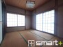 ～２面採光の明るいお部屋～
・和室は２面採光とする事で穏やかな陽の入る明るい空間となっております。
・くつろぎのプライベート時間を明るい空間で穏やかにお過ごしいただけます。
