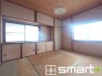 ～「和みの部屋」和室をご用意～
・ゴロンと寝転がったり、お子様のいるご家庭ではお子様を寝かしつけたり、などご活用いただける和室をご用意。
・やはり畳の香りは心が落ち着きますね。
