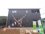 ～シックな色彩の外観を採用～
・外壁に濃い色を採用する事でモダンな印象のシックな外観となっております。
・高級感も出るので毎日家に帰るのが誇らしくなります。ぜひ現地でご確認くださいませ。
