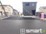 ～十分な広さのある前面道路～
・前面道路は約６ｍございますので、お車でのすれ違いも楽々で余計なストレスがかかりません。
・日々お車での移動が多い方には大切なポイントですね。
