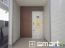 ～お住まいの顔「玄関」～
・玄関ドアの上にはもちろん軒がございますので、雨の日でも濡れずに鍵の開閉が可能です。
・鍵は防犯性に優れたディンプルキーを採用。

