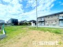 ～閑静な住宅街の立地～
・周辺は閑静な住宅街となっておりますので、静かな暮らしをご実現いただけます。
・前面道路の交通量も多くないので、小さなお子様がいるご家庭でもご安心ですね。（１号棟）

