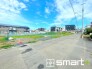～閑静な住宅街の立地～
・周辺は閑静な住宅街となっておりますので、静かな暮らしをご実現いただけます。
・前面道路の交通量も多くないので、小さなお子様がいるご家庭でもご安心ですね。
