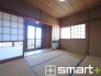 ～２面採光の明るいお部屋～
・和室は２面採光とする事で穏やかな陽の入る明るい空間となっております。
・くつろぎのプライベート時間を明るい空間で穏やかにお過ごしいただけます。
