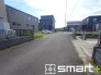 ～閑静な住宅街の立地～
・周辺は閑静な住宅街となっておりますので、静かな暮らしをご実現いただけます。
・前面道路の交通量も多くないので、小さなお子様がいるご家庭でもご安心ですね。
