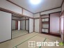 ～２面採光の明るいお部屋～
・和室は２面採光とする事で穏やかな陽の入る明るい空間となっております。
・くつろぎのプライベート時間を明るい空間で穏やかにお過ごしいただけます。
