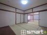 ～２面採光の明るいお部屋～
・和室は２面採光とする事で穏やかな陽の入る明るい空間となっております。
・くつろぎのプライベート時間を明るい空間で穏やかにお過ごしいただけます。
