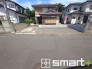 ～十分な広さのある前面道路～
・前面道路は約６ｍございますので、お車でのすれ違いも楽々で余計なストレスがかかりません。
・日々お車での移動が多い方には大切なポイントですね。

