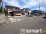 ～閑静な住宅街の立地～
・周辺は閑静な住宅街となっておりますので、静かな暮らしをご実現いただけます。
・前面道路の交通量も多くないので、小さなお子様がいるご家庭でもご安心ですね。
