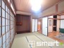 ～２面採光の明るいお部屋～
・和室は２面採光とする事で穏やかな陽の入る明るい空間となっております。
・くつろぎのプライベート時間を明るい空間で穏やかにお過ごしいただけます。
