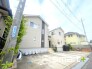 ～駐車３台可能なスタイリッシュ住宅～
・グレーを基調とした落ち着きのある外観。
・ご夫婦それぞれのお車をお持ちのご家庭にも便利。