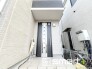 ～家族や来客を気持ちよく迎える玄関～
・毎日の「いってきます」「ただいま」を心地よく。
・すっきりとした印象の玄関スペース。