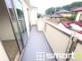 ～洗濯物も干しやすいバルコニー～
・陽当たり良好のバルコニーは2部屋から出入りができて毎日のお洗濯も快適。
・物干し竿受けが標準装備されているのですぐにお使いいただけます。
